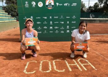 María Cejas y Daniela García con sus títulos