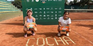 María Cejas y Daniela García con sus títulos