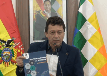 El viceministro de Vivienda y Urbanismo, Alberto Saucedo, en conferencia de prensa.