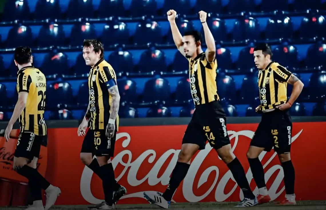 Jugadores de Guaraní celebran la victoria