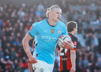 Erling Haaland toma en brazos el balón ante el Bournemouth
