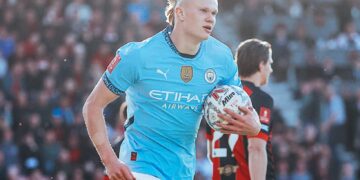 Erling Haaland toma en brazos el balón ante el Bournemouth