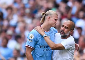 Haaland es abrazado por Guardiola