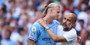 Haaland es abrazado por Guardiola
