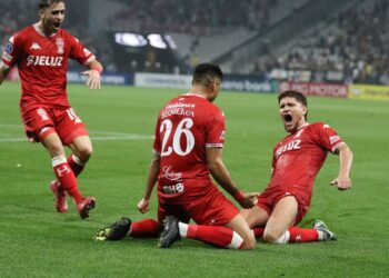 Sequeira y Gil celebranun gol del 'Globo'