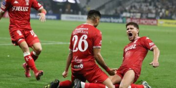 Sequeira y Gil celebranun gol del 'Globo'