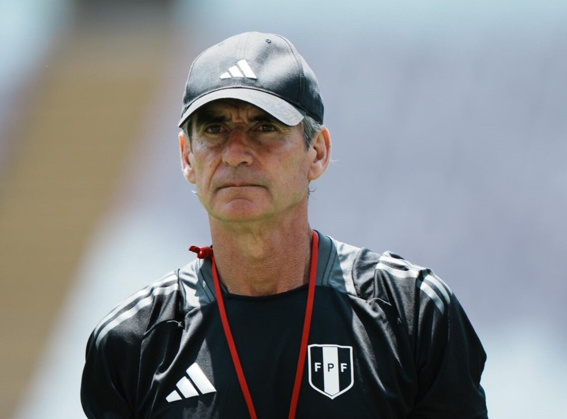 Óscar Ibáñez en un entrenamiento de la selección peruana