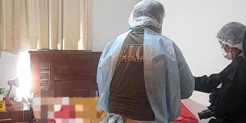 El cuerpo de la víctima fue hallado en su habitación