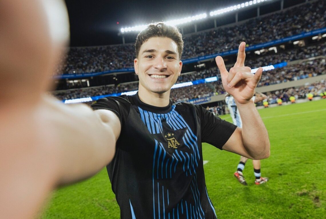 Julián Álvarez celebra la clasificación al mundial con su característico gesto