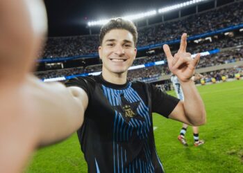 Julián Álvarez celebra la clasificación al mundial con su característico gesto