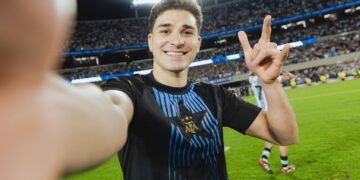 Julián Álvarez celebra la clasificación al mundial con su característico gesto