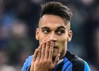 Lautaro Martínez con las manos en la boca