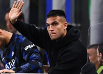 Martínez saluda desde las gradas en el último partido del Inter