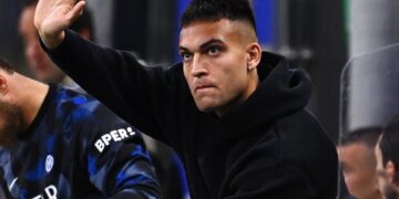 Martínez saluda desde las gradas en el último partido del Inter