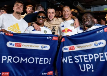 Jugadodores de Leeds celebran el ascenso