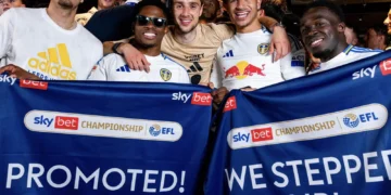 Jugadodores de Leeds celebran el ascenso