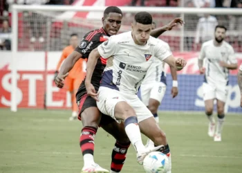 El paraguayo Arce controla el balón
