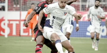 El paraguayo Arce controla el balón