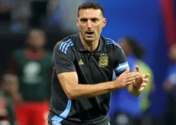 Lionel Sacaloni dirigiendo un partido de la selección