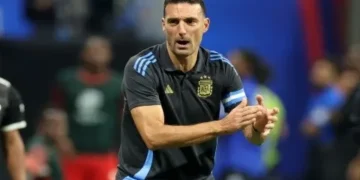 Lionel Sacaloni dirigiendo un partido de la selección
