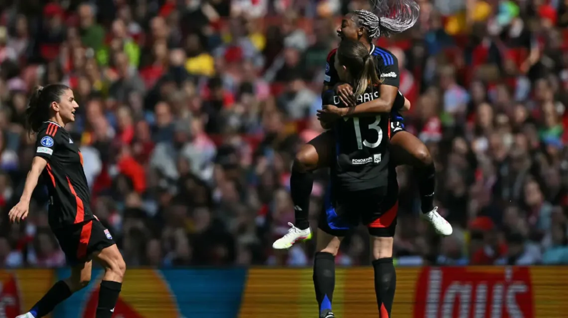 Kadidiatou celebra su gol en la ida de semifinales de Liga de Campeones femenina (Foto: AFP)