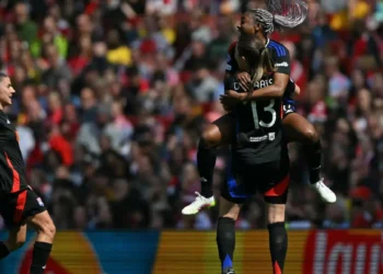 Kadidiatou celebra su gol en la ida de semifinales de Liga de Campeones femenina (Foto: AFP)