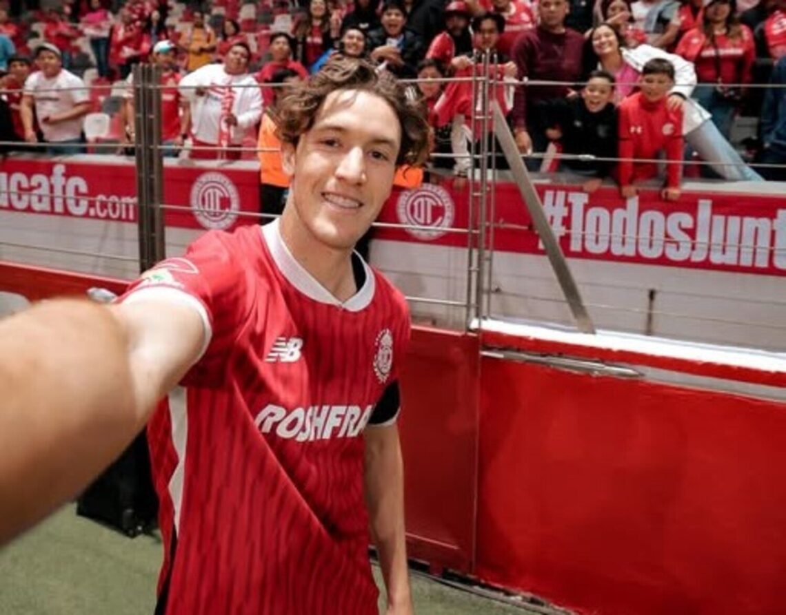 Marcel Ruiz celebra con su afición