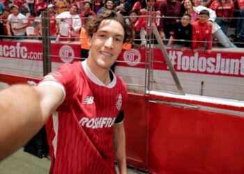 Marcel Ruiz celebra con su afición