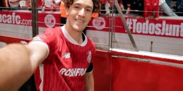 Marcel Ruiz celebra con su afición