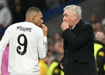 Kylian Mbappé habla con Carlo Ancelotti