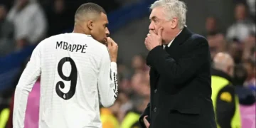 Kylian Mbappé habla con Carlo Ancelotti
