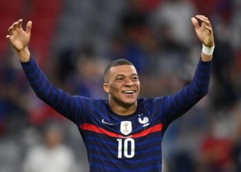 Mbappé con la camiseta de la selección francesa levanta los brazos