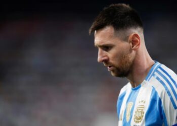 Messi cabizbajo con la camiseta 'Albiceleste'.