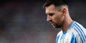 Messi cabizbajo con la camiseta 'Albiceleste'.