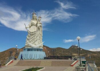 El monumento de la Virgen del Socavón.
