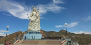 El monumento de la Virgen del Socavón.