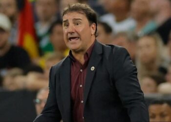 Néstor Lorenzo dirigiendo a la selección colombiana