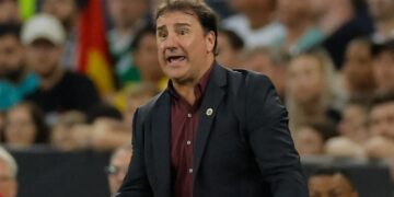 Néstor Lorenzo dirigiendo a la selección colombiana