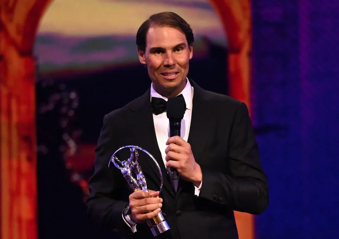 Rafael Nadal con su premio Laureus