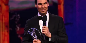 Rafael Nadal con su premio Laureus