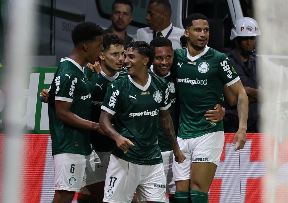 Raphael Veiga es felicitado tras su gol