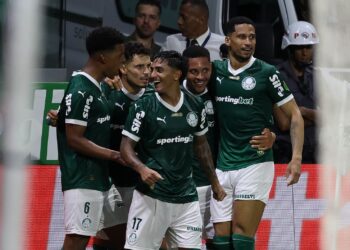 Raphael Veiga es felicitado tras su gol