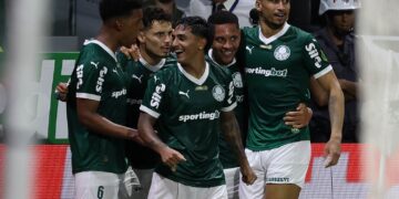 Raphael Veiga es felicitado tras su gol