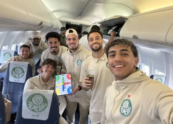 Integrantes de Palmeiras en el avión hacia Bolivia