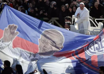 El Papa Francisco frente a una bandera de San Lorenzo