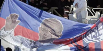 El Papa Francisco frente a una bandera de San Lorenzo