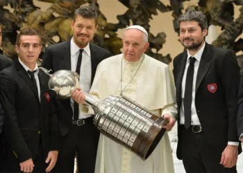 El papa Francisco con el trofeo de la Libertadores en manos