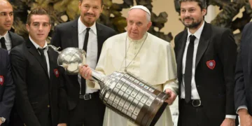 El papa Francisco con el trofeo de la Libertadores en manos