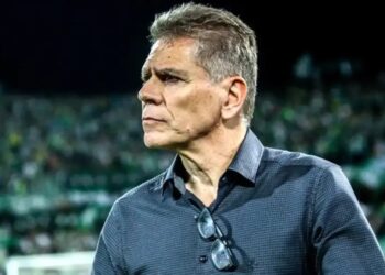 Paulo Autuori dirigiendo un partido