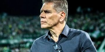 Paulo Autuori dirigiendo un partido